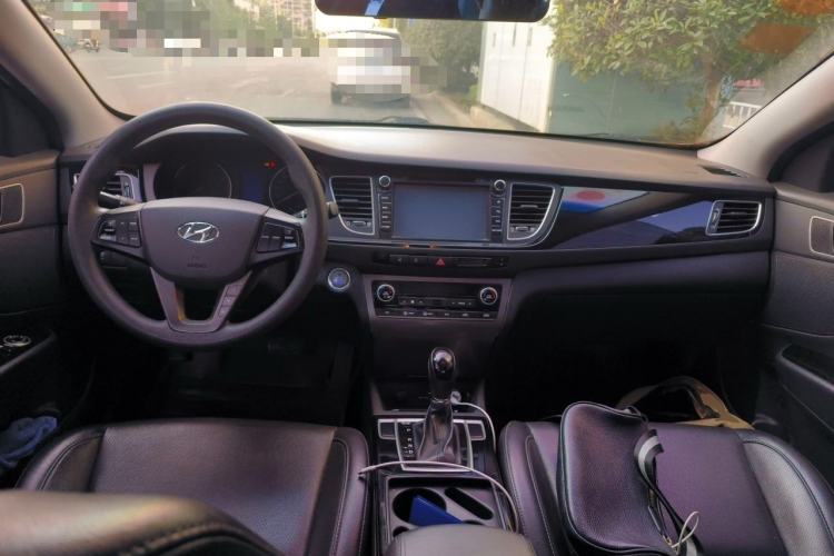 Used Hyundai Mistra 2014 1.8L Automatic Smart GLS Center Console