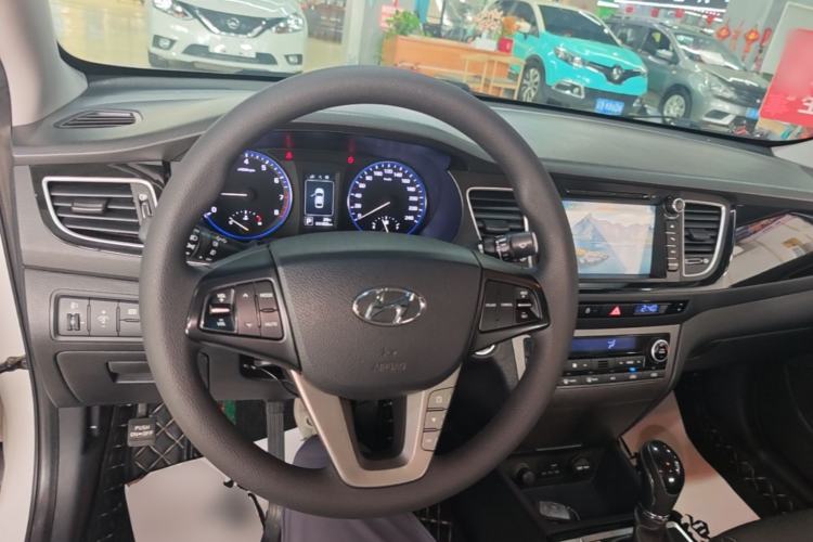 Used Hyundai Mistra 2014 1.8L Automatic Smart GLS Center Console