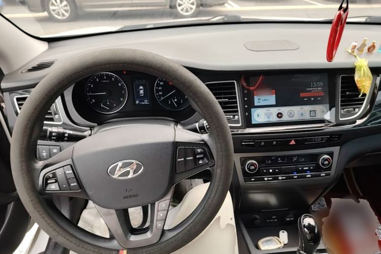 Used Hyundai Mistra 2014 1.8L Automatic Smart GLS Center Console