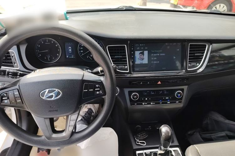 Used Hyundai Mistra 2014 1.8L Automatic Smart GLS Center Console
