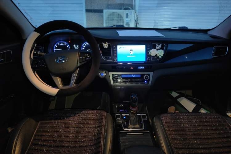 Used Hyundai Mistra 2014 1.8L Automatic Smart GLS Center Console