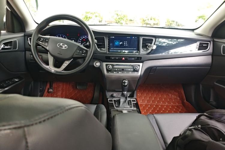 Used Hyundai Mistra 2014 1.8L Automatic Smart GLS Center Console