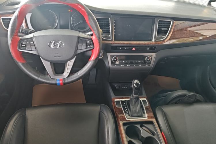 Used Hyundai Mistra 2014 1.8L Automatic Deluxe DLX Model Center Console