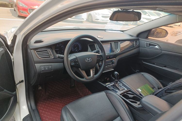 Used Hyundai Mistra 2014 1.8L Automatic Smart GLS Center Console