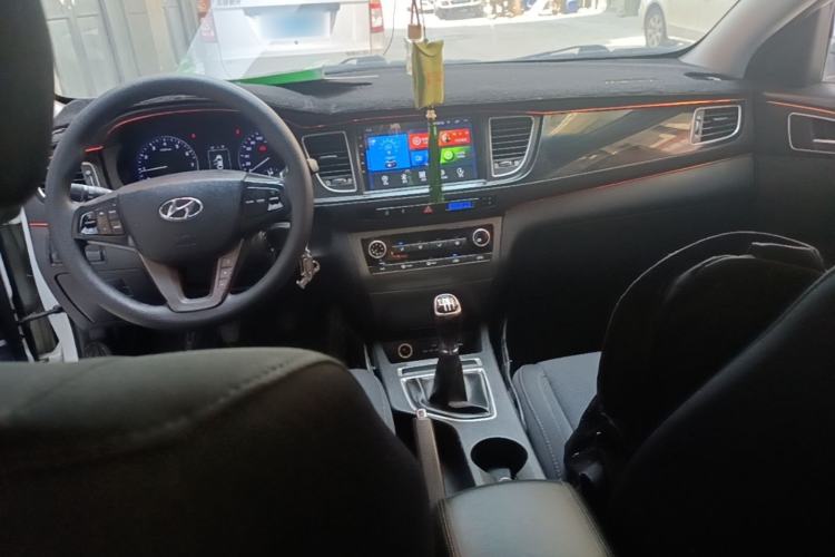 Used Hyundai Mistra 2014 1.8L Manual Comfort GL Model Center Console