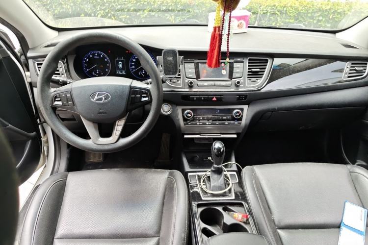 Used Hyundai Mistra 2014 1.8L Automatic Smart GLS Center Console