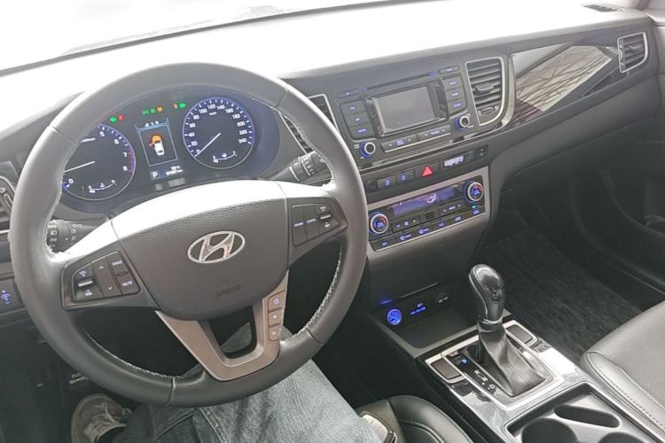 Used Hyundai Mistra 2014 1.8L Automatic Deluxe DLX Model Center Console
