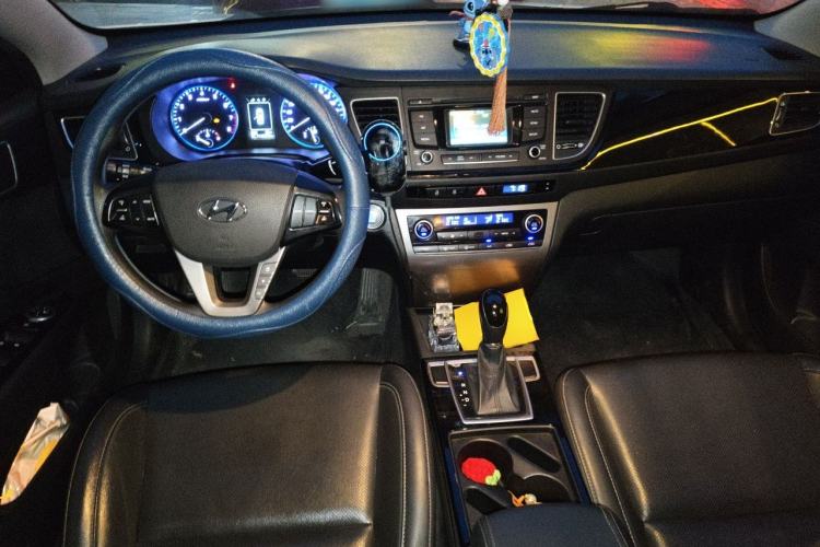 Used Hyundai Mistra 2014 1.8L Automatic Smart GLS Center Console