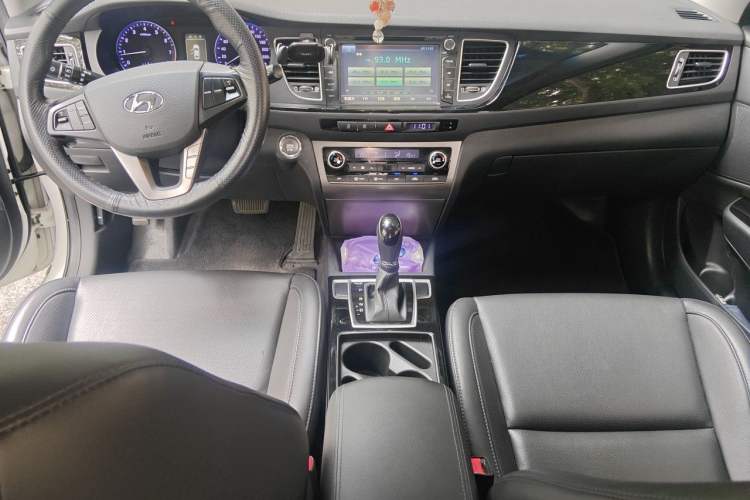 Used Hyundai Mistra 2014 1.8L Automatic Smart GLS Center Console