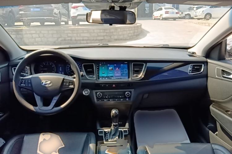 Used Hyundai Mistra 2014 1.8L Automatic Smart GLS Center Console