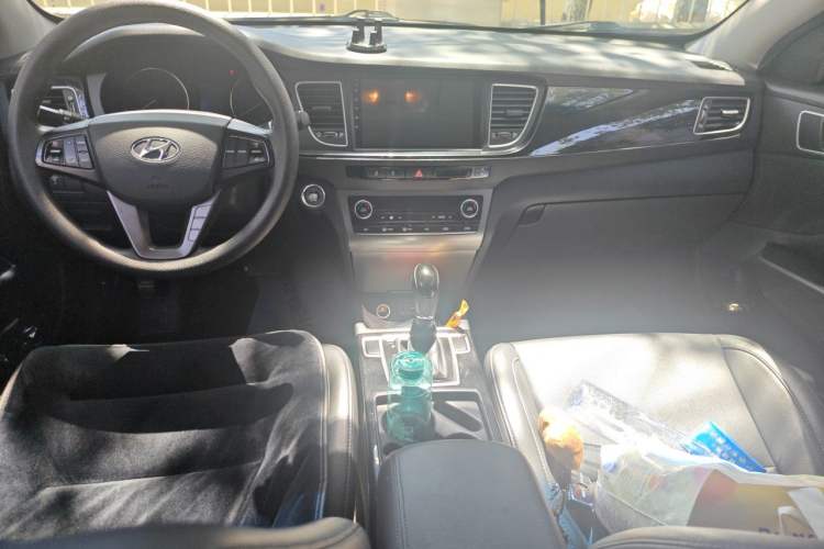 Used Hyundai Mistra 2014 1.8L Automatic Smart GLS Center Console