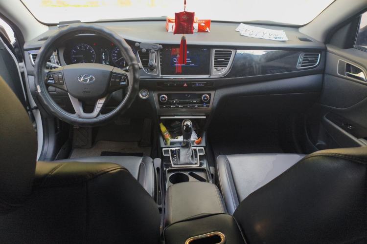 Used Hyundai Mistra 2014 1.8L Automatic Smart GLS Center Console