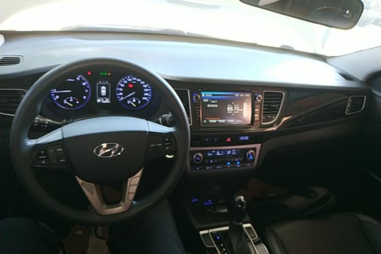 Used Hyundai Mistra 2014 1.8L Automatic Smart GLS Center Console
