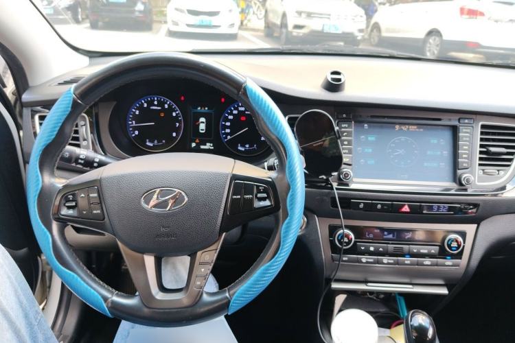 Used Hyundai Mistra 2014 1.8L Automatic Deluxe DLX Model Center Console