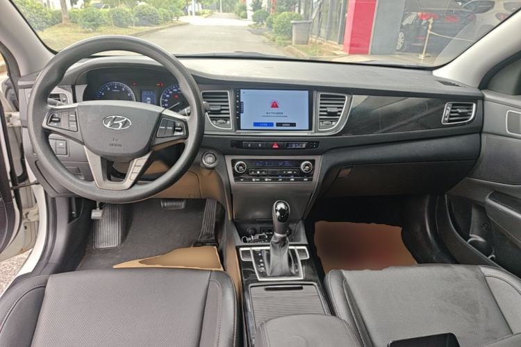 Used Hyundai Mistra 2014 1.8L Automatic Smart GLS Center Console