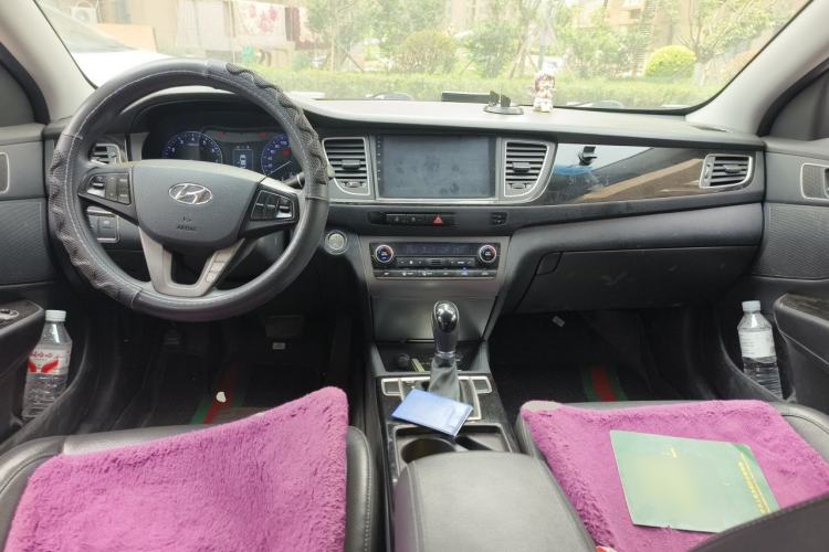 Used Hyundai Mistra 2014 1.8L Automatic Smart GLS Center Console