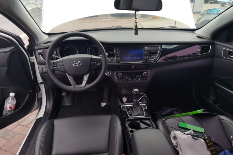 Used Hyundai Mistra 2014 1.8L Automatic Smart GLS Center Console