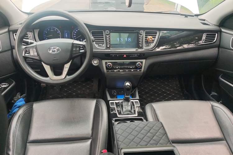 Used Hyundai Mistra 2014 1.8L Automatic Smart GLS Center Console