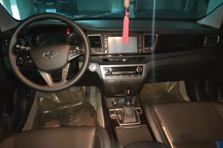 Used Hyundai Mistra 2014 1.8L Automatic Smart GLS Center Console