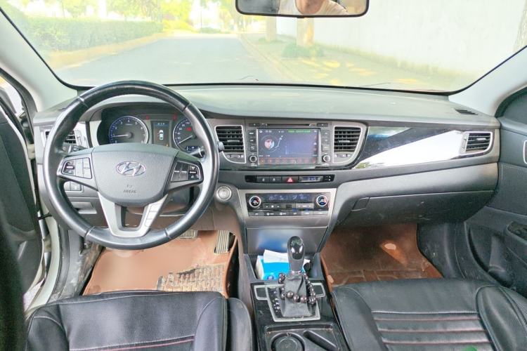 Used Hyundai Mistra 2014 1.8L Automatic Deluxe DLX Model Center Console