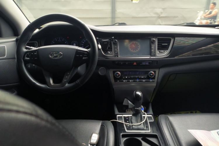 Used Hyundai Mistra 2014 1.8L Automatic Smart GLS Center Console