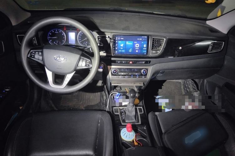 Used Hyundai Mistra 2014 1.8L Automatic Smart GLS Center Console