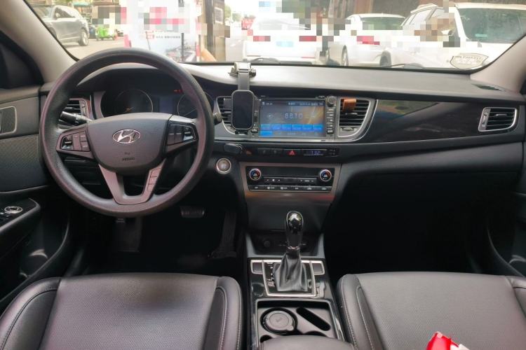 Used Hyundai Mistra 2014 1.8L Automatic Smart GLS Center Console