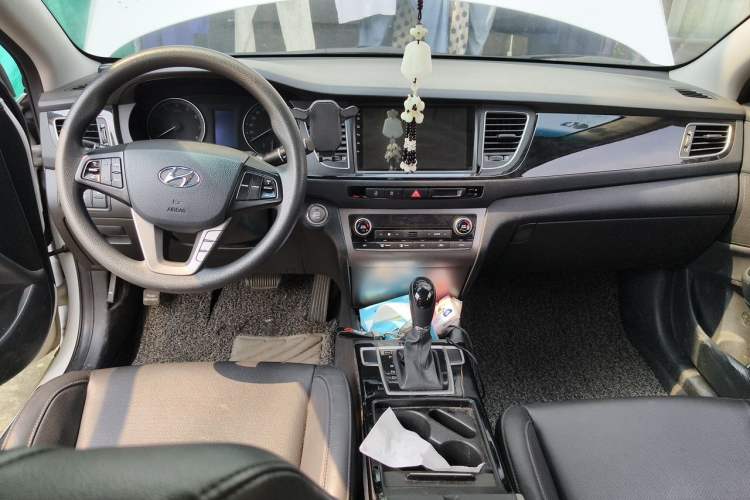Used Hyundai Mistra 2014 1.8L Automatic Smart GLS Center Console