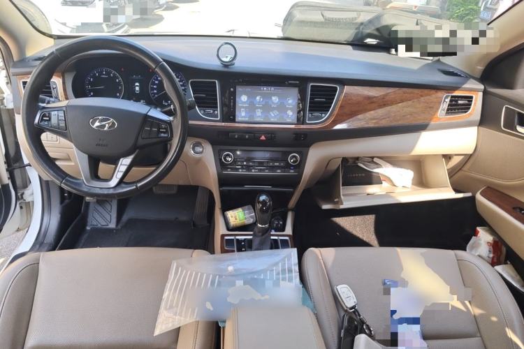 Used Hyundai Mistra 2014 1.8L Automatic Deluxe DLX Model Center Console