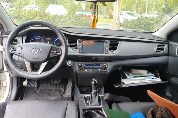 Used Hyundai Mistra 2014 1.8L Automatic Deluxe DLX Model Center Console