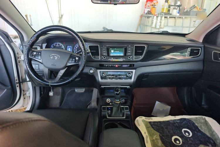 Used Hyundai Mistra 2014 1.8L Automatic Smart GLS Center Console