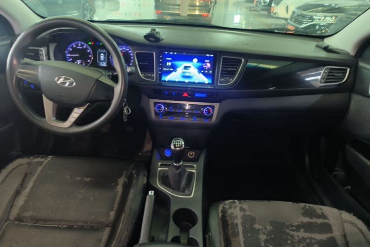 Used Hyundai Mistra 2014 1.8L Manual Comfort GL Model Center Console