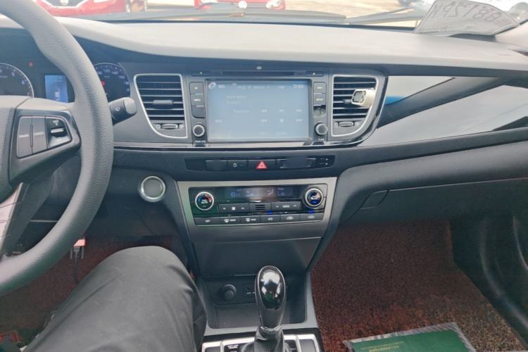 Used Hyundai Mistra 2014 1.8L Automatic Smart GLS Center Console