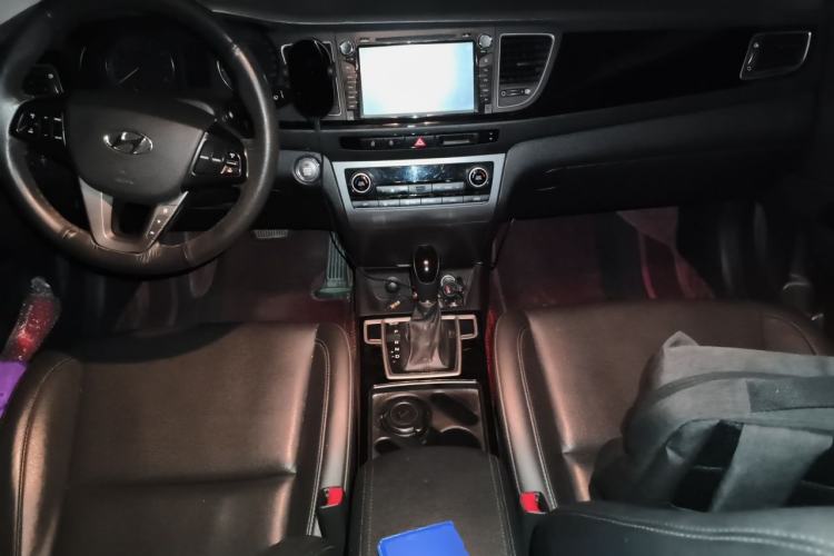 Used Hyundai Mistra 2014 1.8L Automatic Smart GLS Center Console