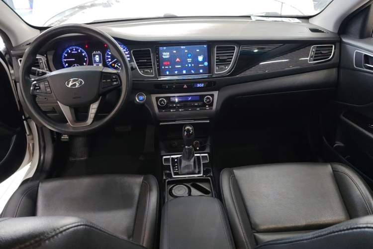 Used Hyundai Mistra 2014 1.8L Automatic Smart GLS Center Console