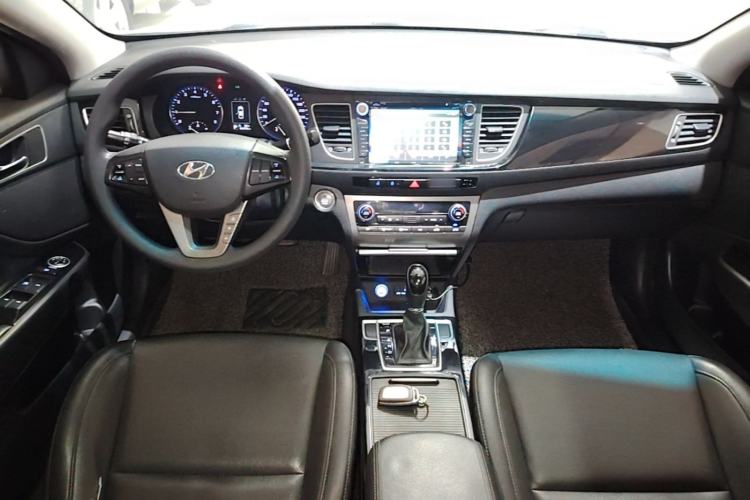 Used Hyundai Mistra 2014 1.8L Automatic Smart GLS Center Console
