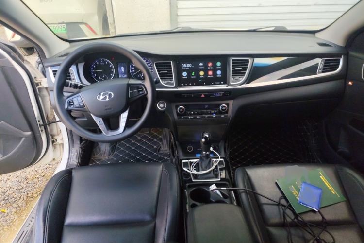 Used Hyundai Mistra 2014 1.8L Automatic Smart GLS Center Console