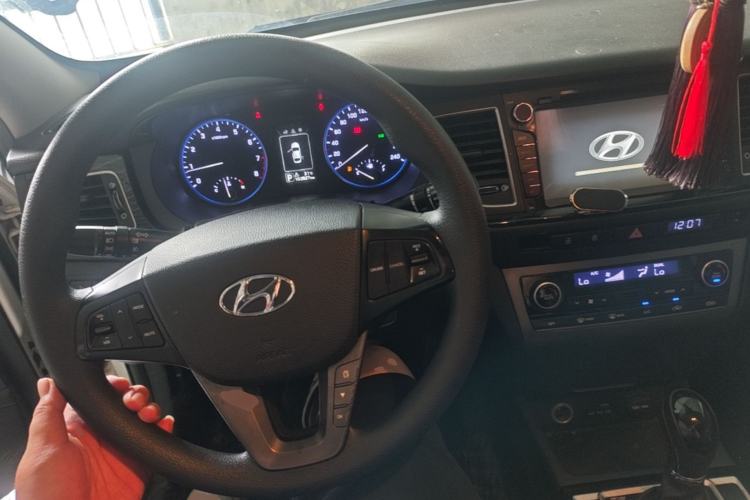 Used Hyundai Mistra 2014 1.8L Automatic Smart GLS Center Console