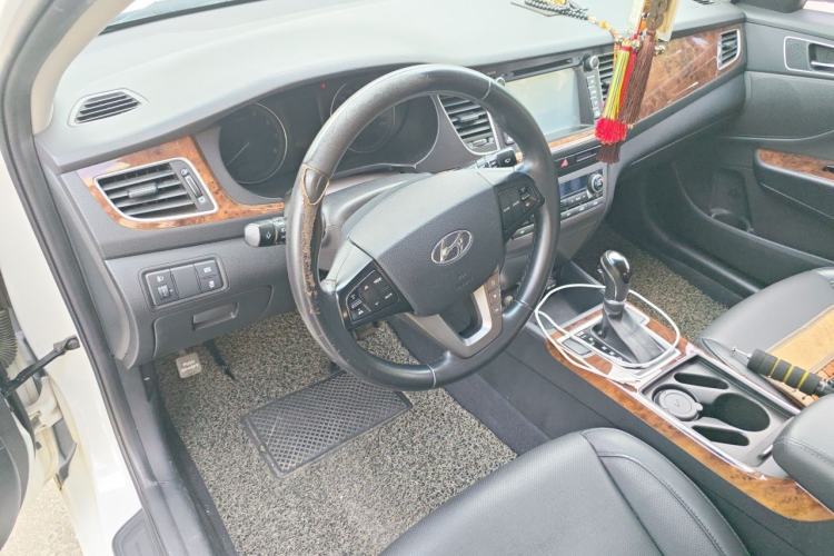 Used Hyundai Mistra 2014 1.8L Automatic Deluxe DLX Model Center Console