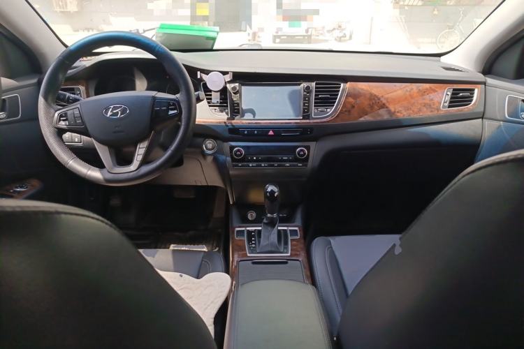 Used Hyundai Mistra 2014 1.8L Automatic Deluxe DLX Model Center Console
