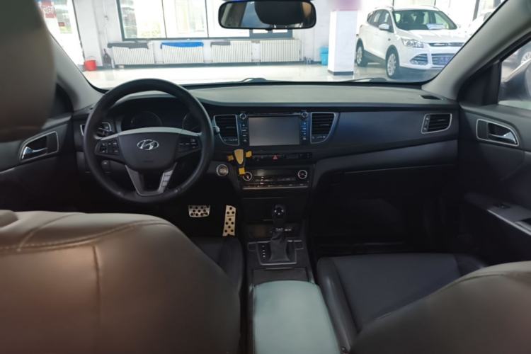 Used Hyundai Mistra 2014 1.8L Automatic Smart GLS Center Console