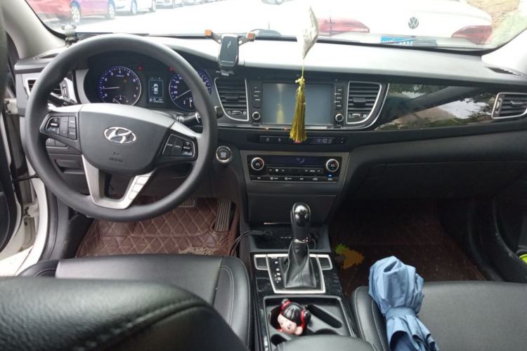 Used Hyundai Mistra 2014 1.8L Automatic Smart GLS Center Console