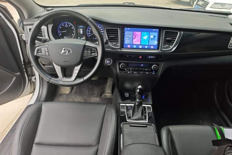 Used Hyundai Mistra 2014 1.8L Automatic Deluxe DLX Model Center Console
