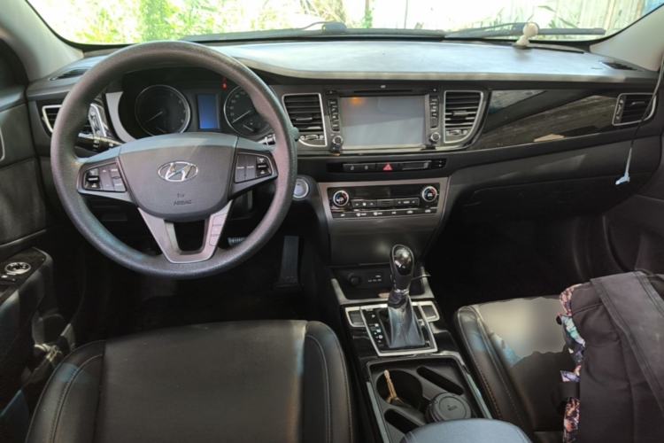 Used Hyundai Mistra 2014 1.8L Automatic Smart GLS Center Console