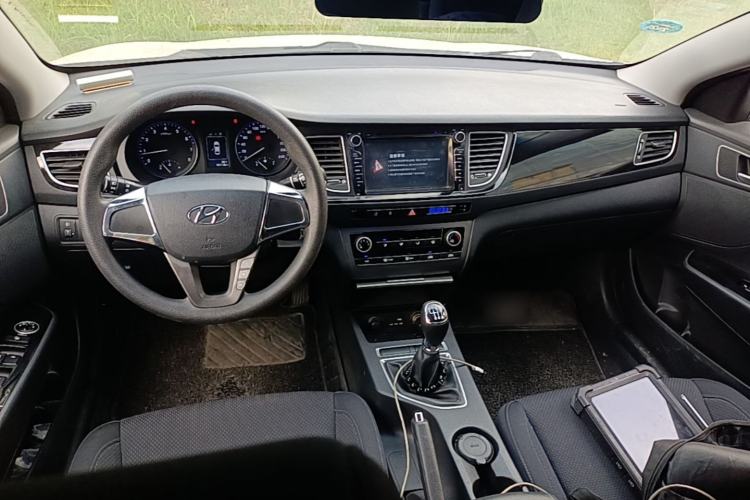 Used Hyundai Mistra 2014 1.8L Manual Comfort GL Model Center Console