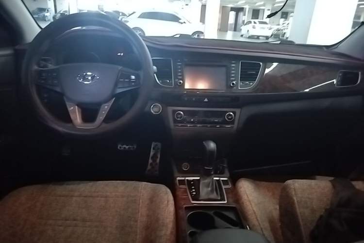 Used Hyundai Mistra 2014 1.8L Automatic Deluxe DLX Model Center Console