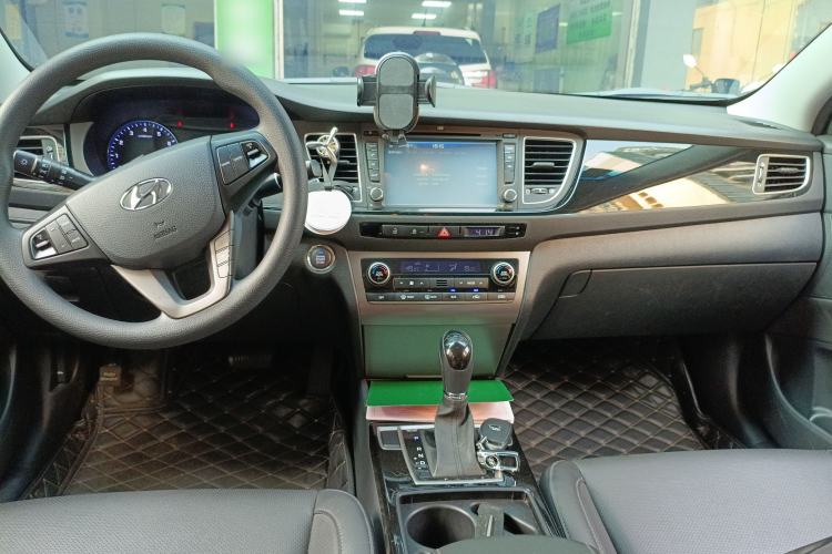 Used Hyundai Mistra 2014 1.8L Automatic Smart GLS Center Console