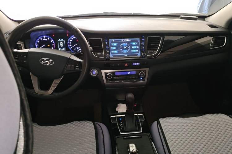 Used Hyundai Mistra 2014 1.8L Automatic Smart GLS Center Console