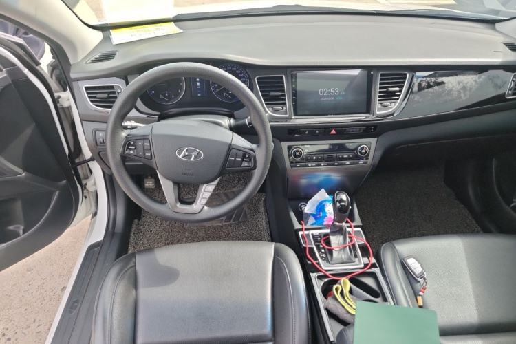 Used Hyundai Mistra 2014 1.8L Automatic Smart GLS Center Console