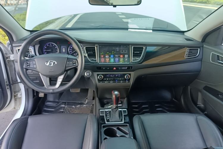 Used Hyundai Mistra 2014 1.8L Automatic Smart GLS Center Console